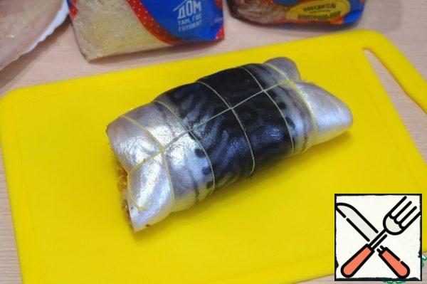 Roll up the roll, the roll can be tied with a thick thread or chop gently toothpicks. Roll of mackerel with rice shaped.
