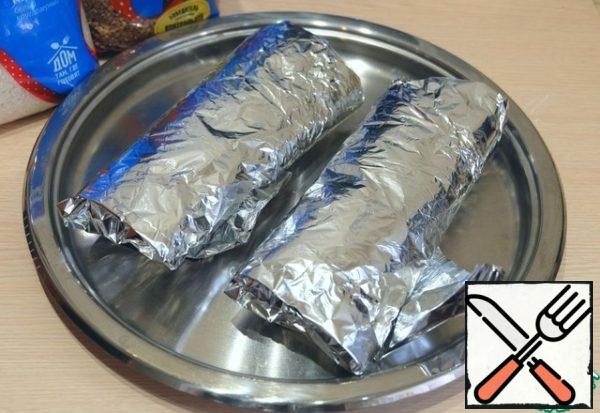 Next, wrap in foil sheet. Put the rolls in a baking dish. Send in the oven, bake for about 30-40 min. In this case, each should be guided by your oven. Perhaps someone will need a little more time or a little less.