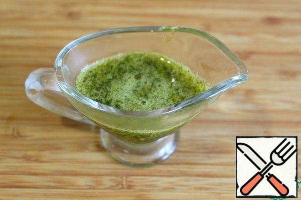In a frying pan, heat 2 tablespoons of butter and 1 tablespoon of olive oil, add turmeric, garlic powder and 1 tsp pesto to taste, heat until hot.
