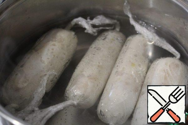 In boiling water, lower the sausages, bring to a boil, cook over low heat under the lid for 5-6 minutes.