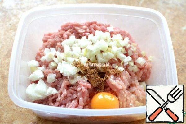 Prepare chicken minced meat (I have 50/50 thigh/breast), mix with ingredients for minced meat.