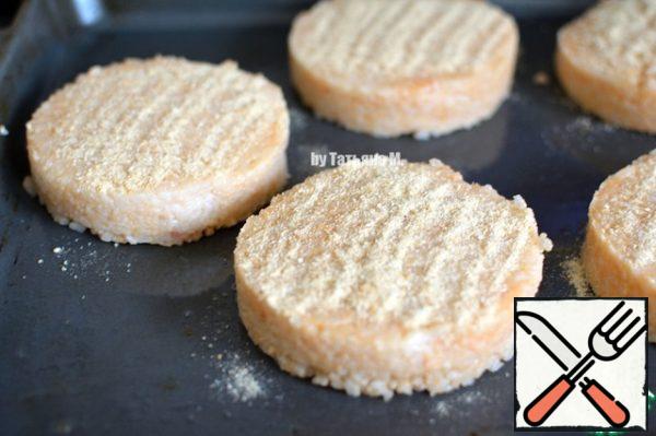 Formed patties spread on a greased baking sheet;
Sprinkle with breadcrumbs on top and sprinkle with oil.