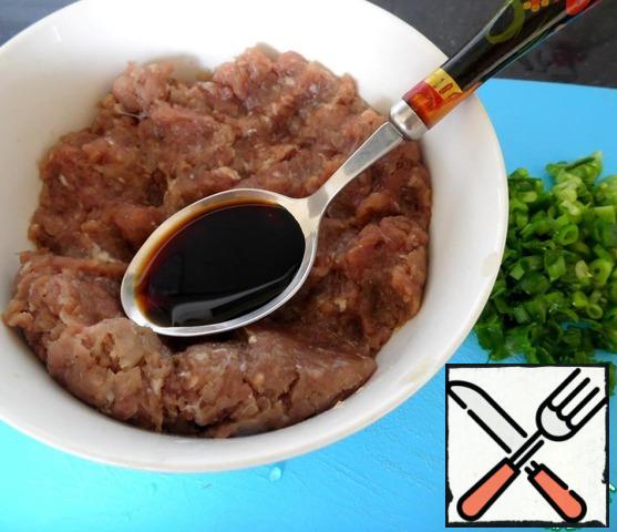 One onion to clean, grind and mix with minced meat. Add chopped green onion, greens, 1 tbsp soy sauce pepper. Mix thoroughly and beat off with force on the table. Put it in the fridge for 30 minutes.