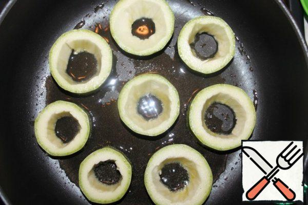 Cut the Zucchini into round segments, take out the middle (I did not peel the skin, because young zucchini), salt and fry on both sides.