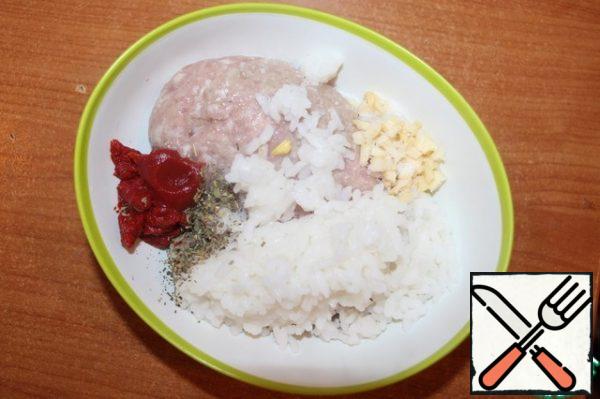 Mix minced meat, garlic, salt, Basil, tomato paste and 1/2 packet of ready-made rice.