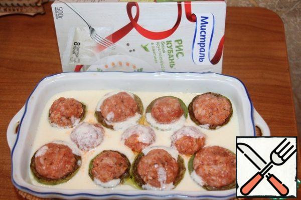 Mix eggs with milk, salt and pour the meatballs with zucchini. At this stage, put the form in the freezer and leave it there for freezing. In the future, this blank will help us in preparing a wonderful dinner.