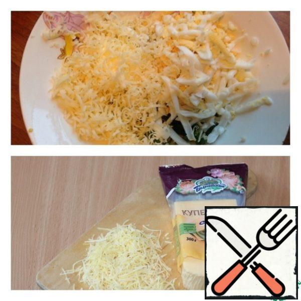 Add grated cheese and egg. (optionally, the mixture of peppers). Carefully stir the sauce. Fillet of herring cut into small pieces.