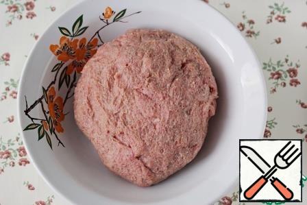 Carefully knead the minced meat, I also make sure to beat the minced meat to make it smooth and dense.
