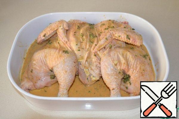 Place the chicken in the prepared marinade. You can put it in a large bag or in a mold. Leave the chicken in the refrigerator for marinating for 4-48 hours.