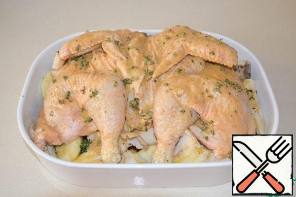 Spread the marinated chicken on mushrooms and potatoes.