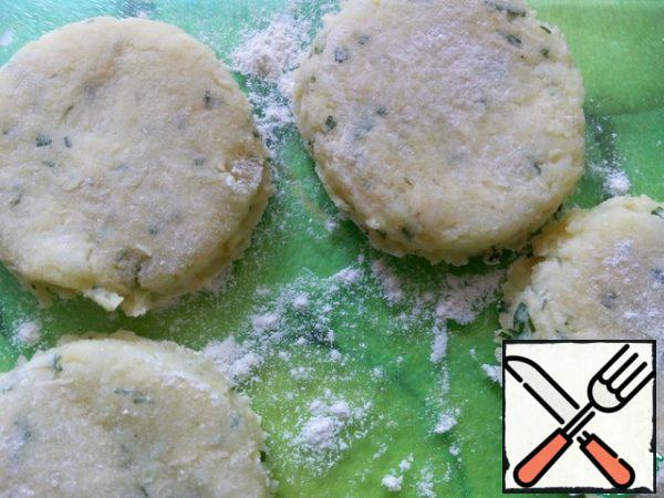 Place the potato mass on a floured surface and roll out into a layer about 0.8 cm thick.
Cut out the circles with a small glass, pan in flour.