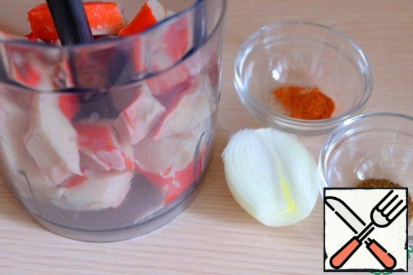 Put the crab meat in a blender, add paprika (1 teaspoon), salt and pepper with black pepper to taste, add 1/2 part onion. Beat the crab meat until smooth.
