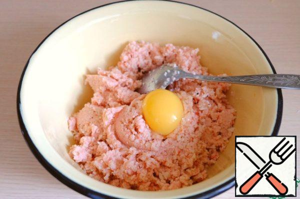 Add egg yolk to the prepared minced meat. Mix the minced meat well.