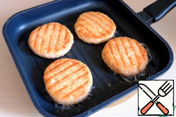 Fry the chops on both sides over medium heat until golden brown. Melt the butter (70 gr.). Before serving, pour the chops with melted butter. On the side dish, you can cook fried potatoes, various cereals (buckwheat, rice, peas, pearl barley).
