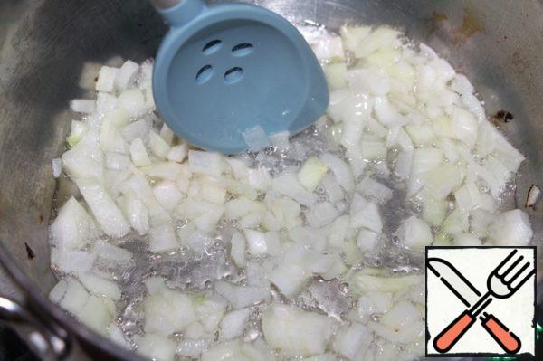In a pot with a thick bottom, heat the vegetable oil. Add the onions, diced.
