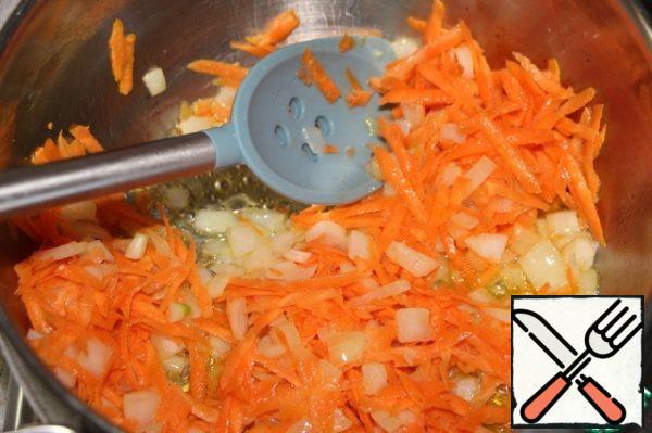 Add the carrots grated on a coarse grater.