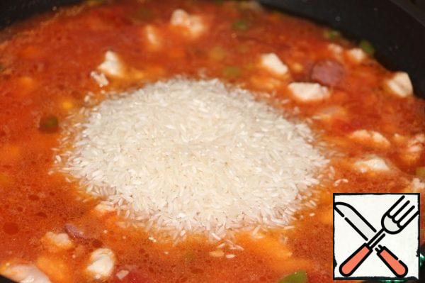 Pour the broth. Add the rice. Cook on low heat for 20-25 minutes until all liquid is absorbed and rice is soft. Add salt and pepper. If the rice starts to dry before the end of cooking, add more broth or just hot water. Don't forget to stir from time to time.