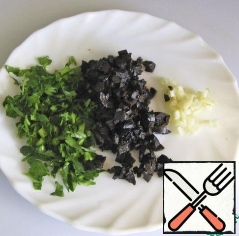 Peel the garlic, chop it finely, also parsley and black olives.