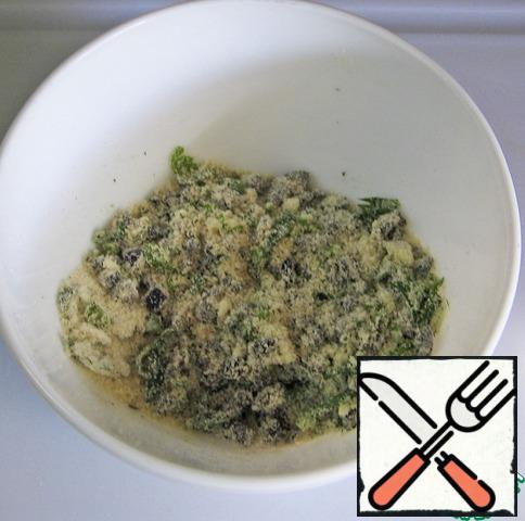 Mix with breadcrumbs. Add 4 tablespoons of olive oil and mix.