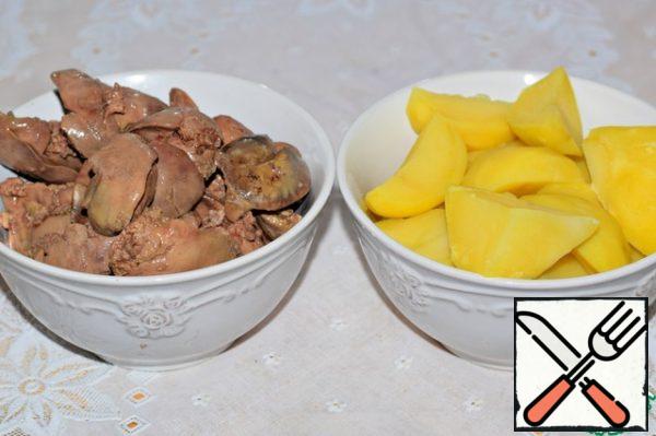 Boil the chicken liver and potatoes.
In the finished (boiled) form, the ratio of liver and potatoes should be 1:1.