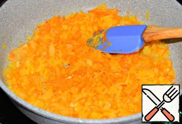 Onion finely chop, grate the carrots. Fry the vegetables in vegetable oil until soft.