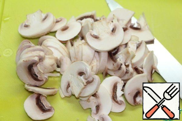 Clean the champignons with a dry cloth or wash them quickly in cold water. Cut thin slices.