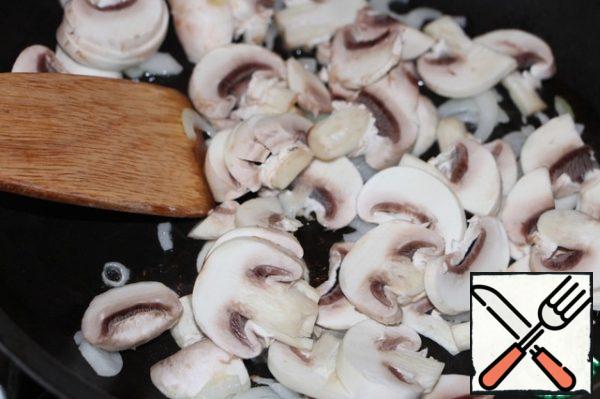 Add the mushrooms to the onion, fry on moderate heat for 10 minutes.