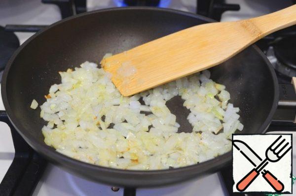 Add 2 tablespoons of vegetable oil to the pan, add diced onion. Fry onions until light Golden brown.