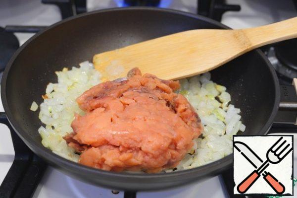 Add to the fried onion cut into small cubes fillet of pink salmon. Simmer the mixture until ready.