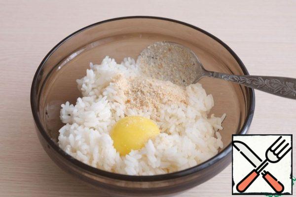 Rice (3 tablespoons) to boil until tender in salted water, then rinse, add egg yolk (1 PC.), add 2 tablespoons of breadcrumbs.
