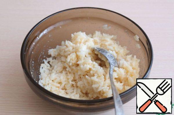 Mix the rice filling well.
