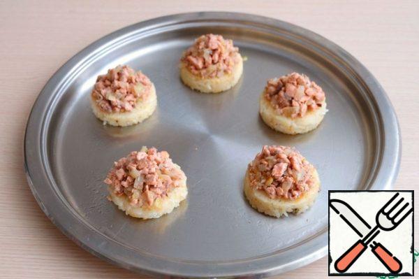 Put the cue ball in the baking dish, put the stewed salmon fillet on the cone on top.
