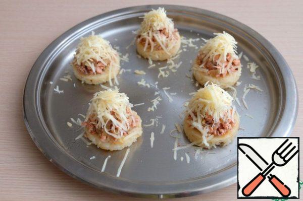 Cheese (50 gr.) grate. Design sprinkle with grated cheese. Send the form with the chops in a preheated oven and bake until melted cheese.