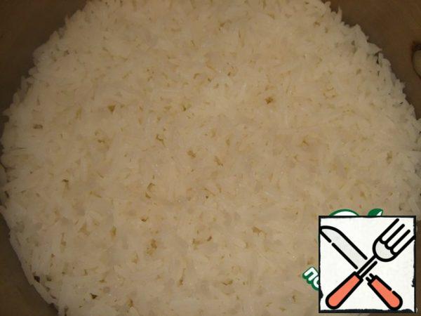 After 20 minutes, the water will disappear and the rice will look like flakes.
I'll make a reservation right away, I usually cook rice in a different way, but this method pleasantly surprised me.
The cooked rice was crispy, not overcooked.
It should be slightly cooled.