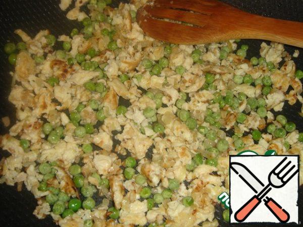 Add the frozen peas to the omelet and warm it up for a few minutes.
