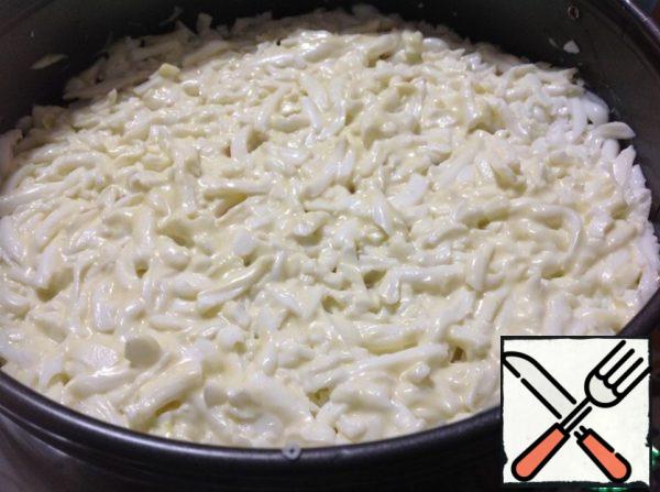 Next - grated proteins. Brush well with mayonnaise.

