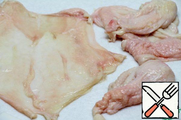 With chicken skin gently cut or scrape off all the internal fat.
In the process of cooking chicken dishes I accumulate a lot of chicken skin, which is pre-cleaned of foreign fat and freeze portions.