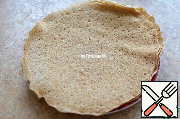 Make pancakesExtra cutlets can be frozen as a semi-finished product. on both sides.