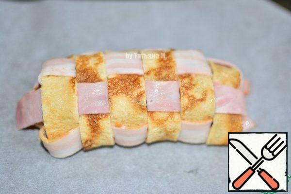 Similarly, form the rest of the snack in the desired amount.
Place on a baking sheet lined with parchment, lightly brush the top with vegetable oil.
Bake for 5 minutes at a temperature of 210 degrees until a crust forms, reduce the heat to 110 and cook for another 10-15 minutes. Serve with sauces, herbs and vegetables!