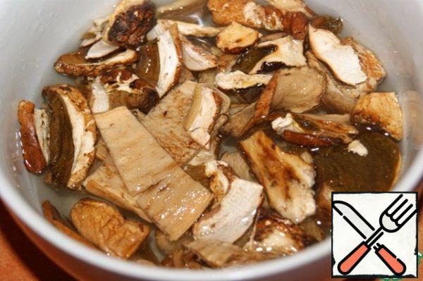 Soak the mushrooms in warm water for 20 minutes.
