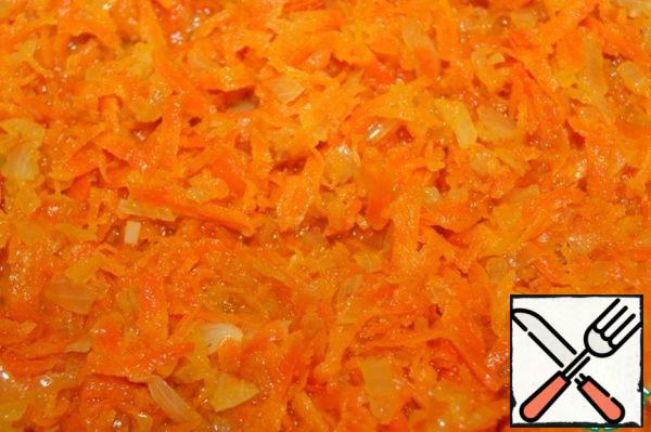 Finely chopped onion and grated carrot asiasouth in oil until Golden brown.