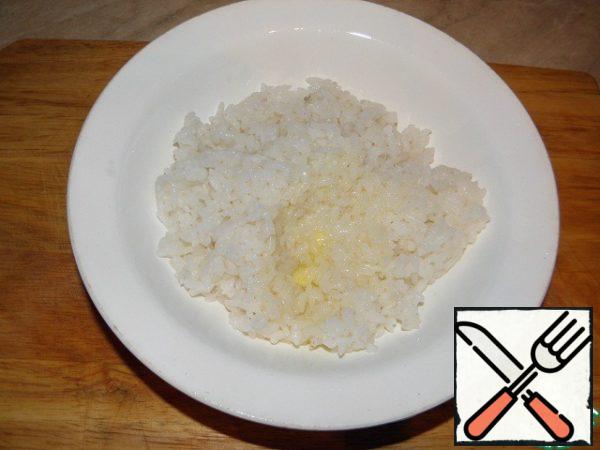 Add butter to the boiled rice (if it was prepared in advance, heat it in the microwave until warm).
