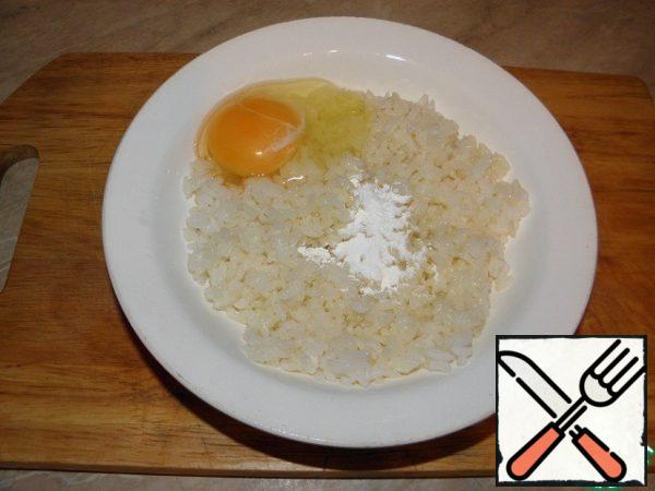 Add an egg and a teaspoon of starch to the rice with butter.
