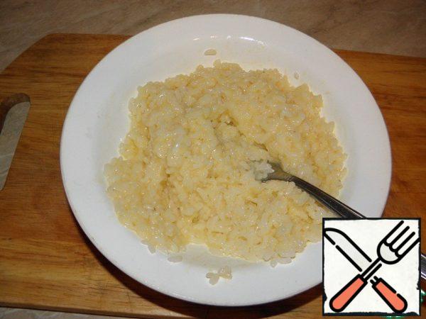 Mix well by slightly hurting the rice with a fork.