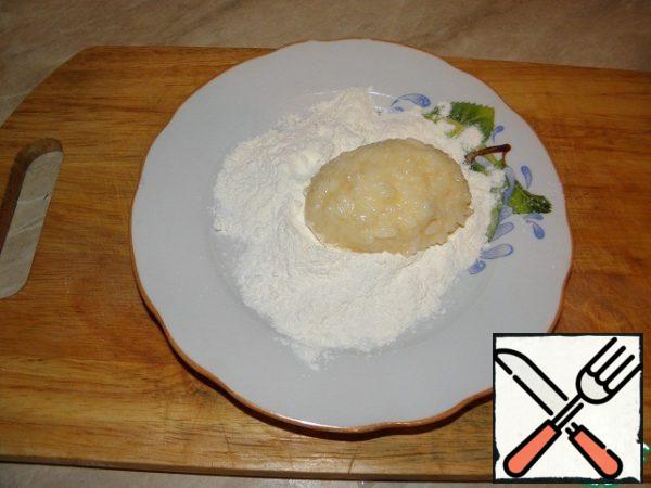 Next, with wet hands, roll the rice into balls, (this time I had small cutlets) roll each ball  in flour and lightly press, thus giving them the shape of the chops.