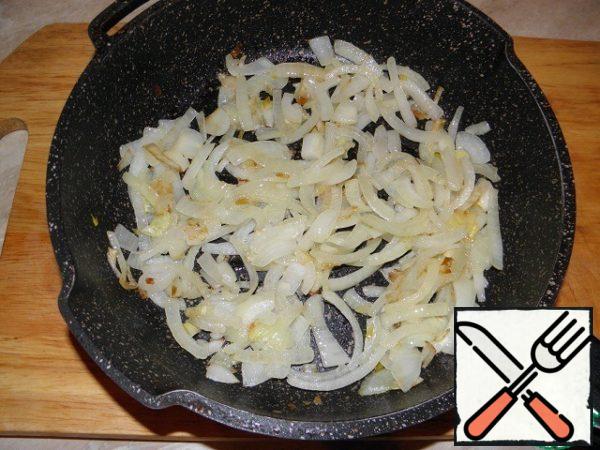 For gravy: cut onions into half rings and fry it on a mixture of vegetable and butter oil for 5 minutes.