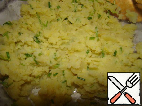 Boil the potatoes... give to cool. To mash potatoes with a fork. Add salt add chopped greens