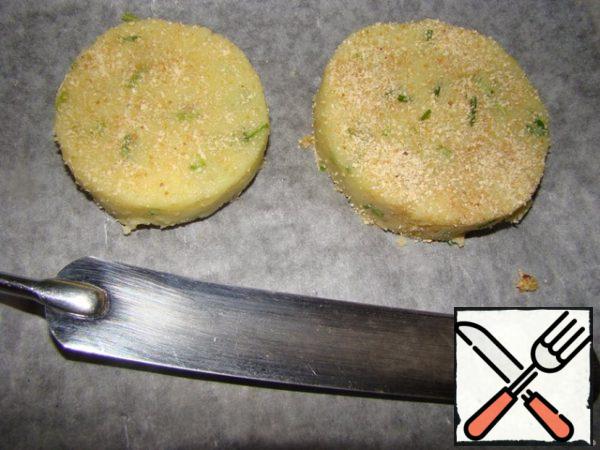 Form the chops... spread vegetable oil and sprinkle with breadcrumbs.. Help with spatula... to give the desired shape.