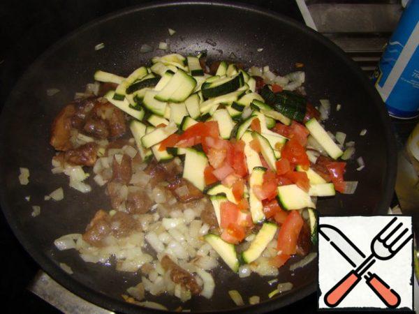 Add in half the mushrooms... salt.. pepper.. and simmer for 10-15 minutes under a closed lid.. at the end, add the greens. Our chops are ready... on top put vegetable... mushroom mix... (You can take any vegetables.. Sweet pepper... carrot... cabbage... Anything...))) Bon Appetite!!! 