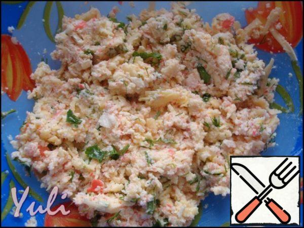 Add a little flour to the resulting mass, 3 tablespoons of cottage cheese with a large slide, fresh herbs (dill, parsley) - mix everything thoroughly.
